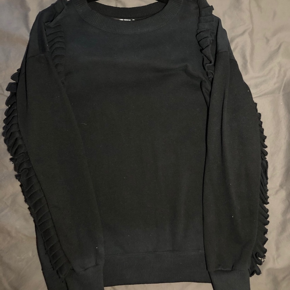 Cute black feathered sweater!🖤